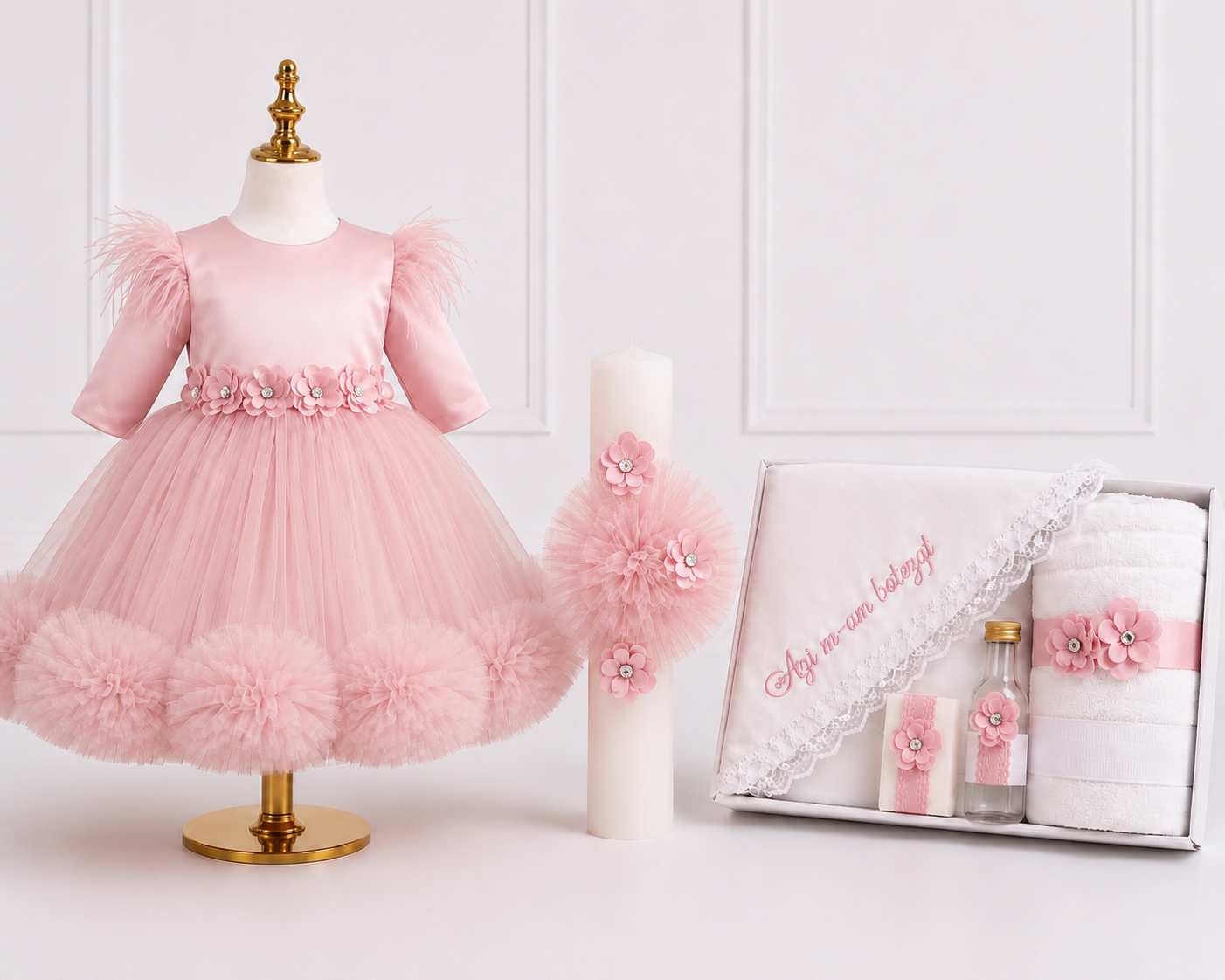 Set de botez pentru fetiță roz pudra, accesorizat cu flori – Rochiță, lumânare și trusou
