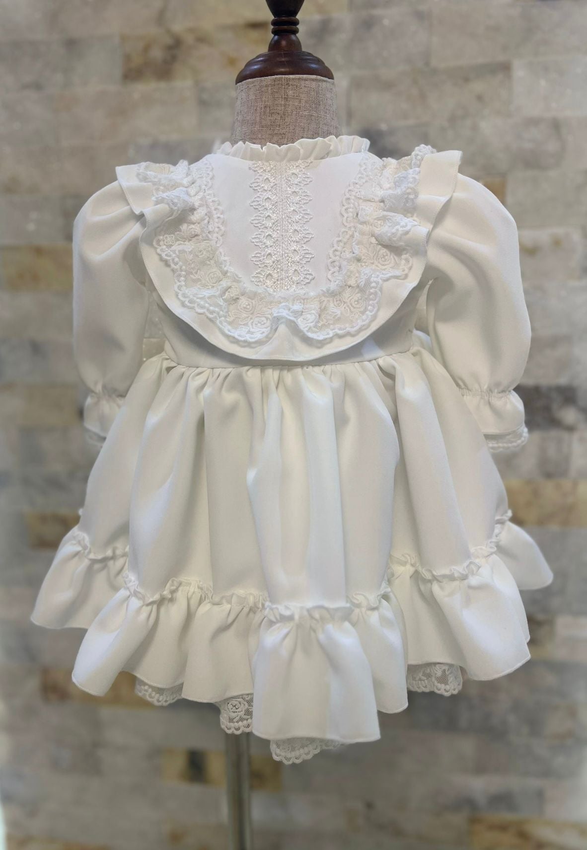 Rochiță ivoire cu botosei si caciula