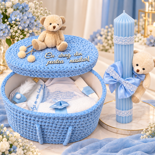 Set botez ursuleț baby blue croșetat “Cu drag de la nasi”( trusou + lumânare + cutie )
