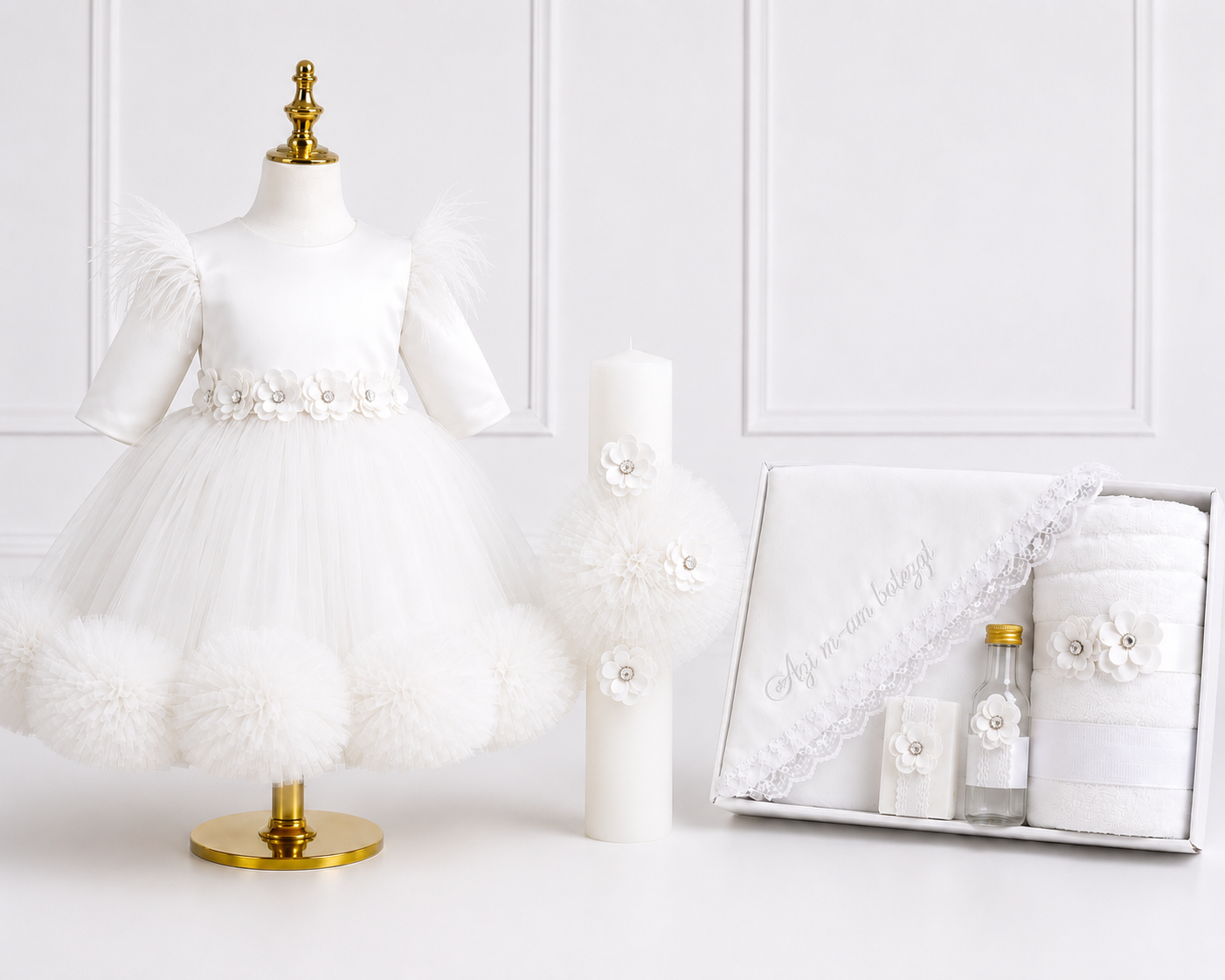 Set de botez pentru fetiță alb , accesorizat cu flori – Rochiță, lumânare și trusou