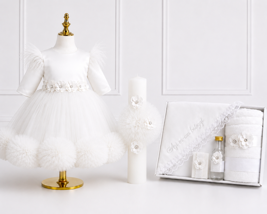 Set de botez pentru fetiță alb , accesorizat cu flori – Rochiță, lumânare și trusou