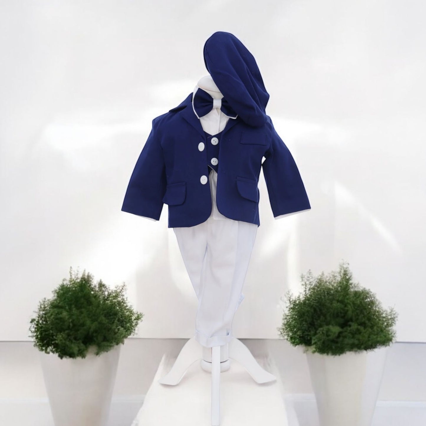 Costum bleumarin cu pantaloni albi