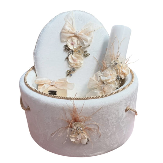 Trusou rotund catifea alb funda si flori