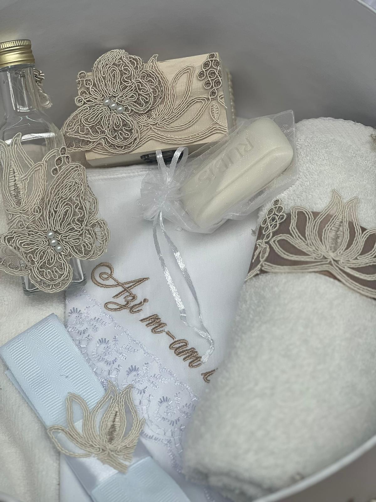 Trusou rotund crem cu fluturi