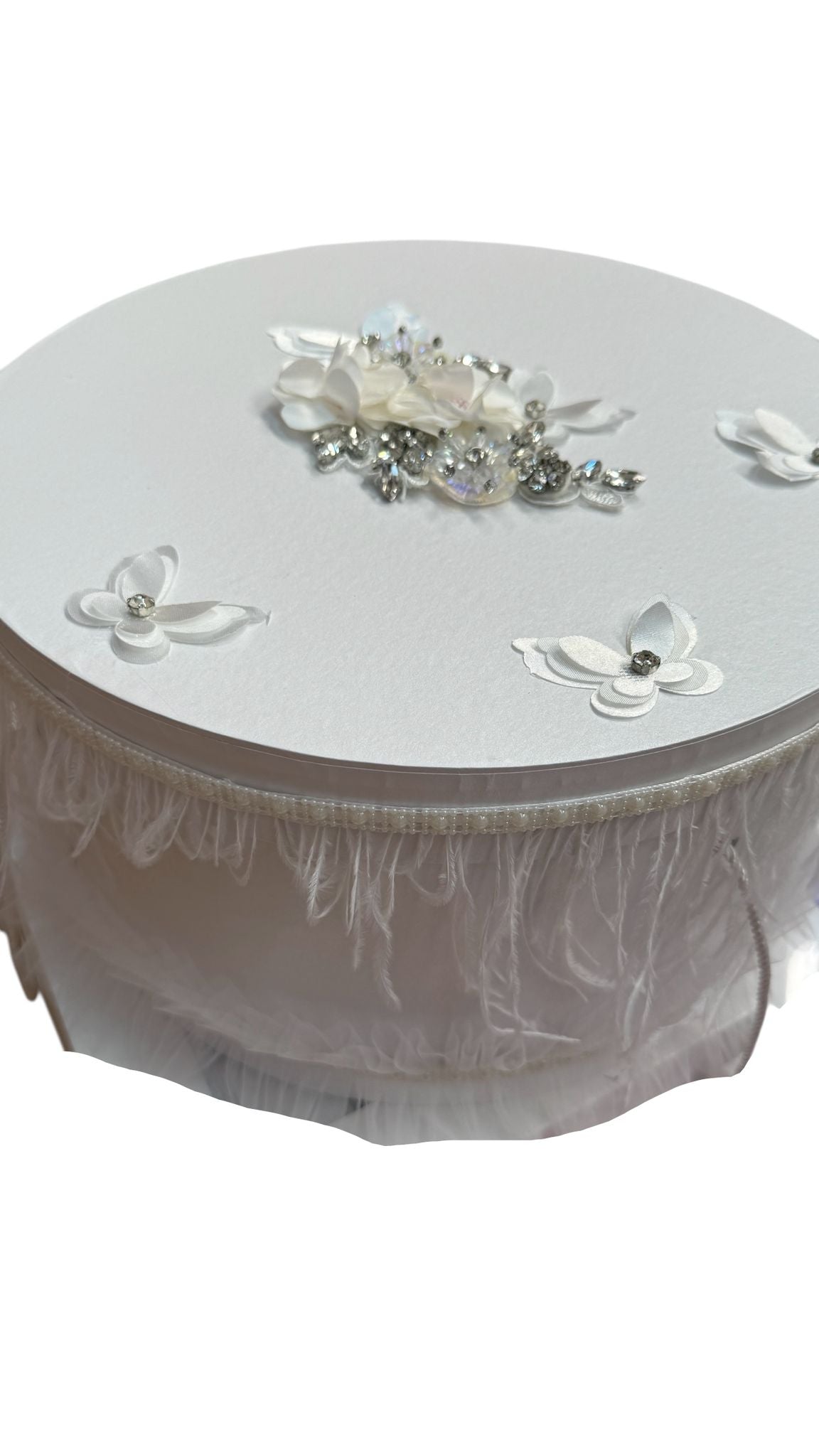 Trusou rotund alb fluturi cu pene