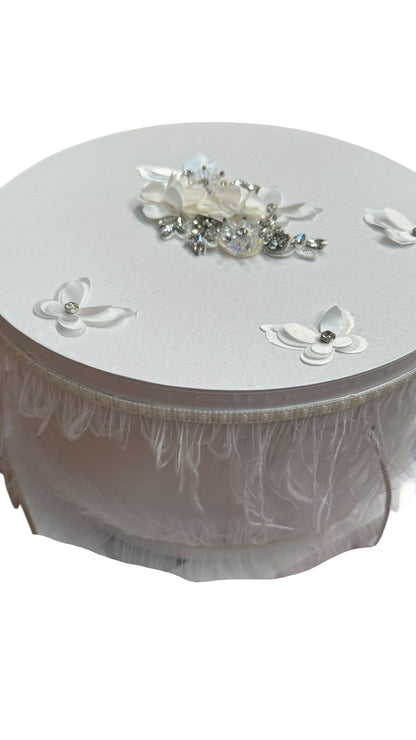 Trusou rotund alb fluturi cu pene