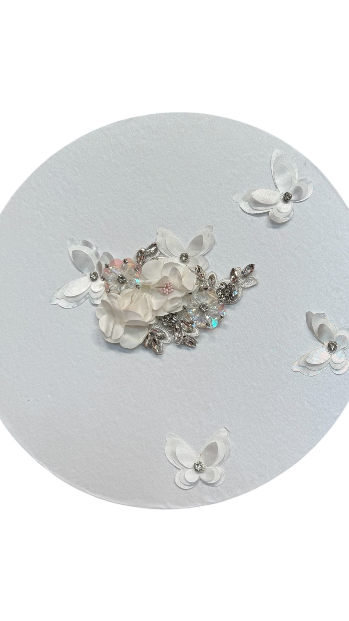 Trusou rotund alb fluturi cu pene