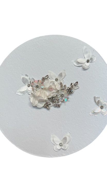 Trusou rotund alb fluturi cu pene