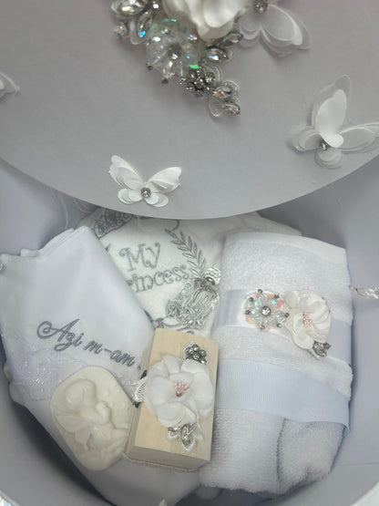 Trusou rotund alb fluturi cu pene