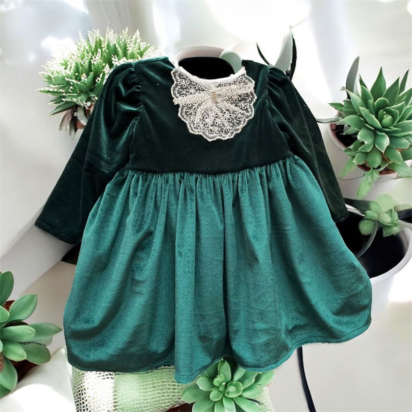 Rochita verde din catifea cu dantela