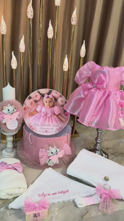 Set botez roz pisica Marie   – Rochiță, lumânare și trusou