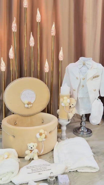 Set botez băiețel crem/ alb cu ursuleț ( Costum, Trusou,Lumânare)